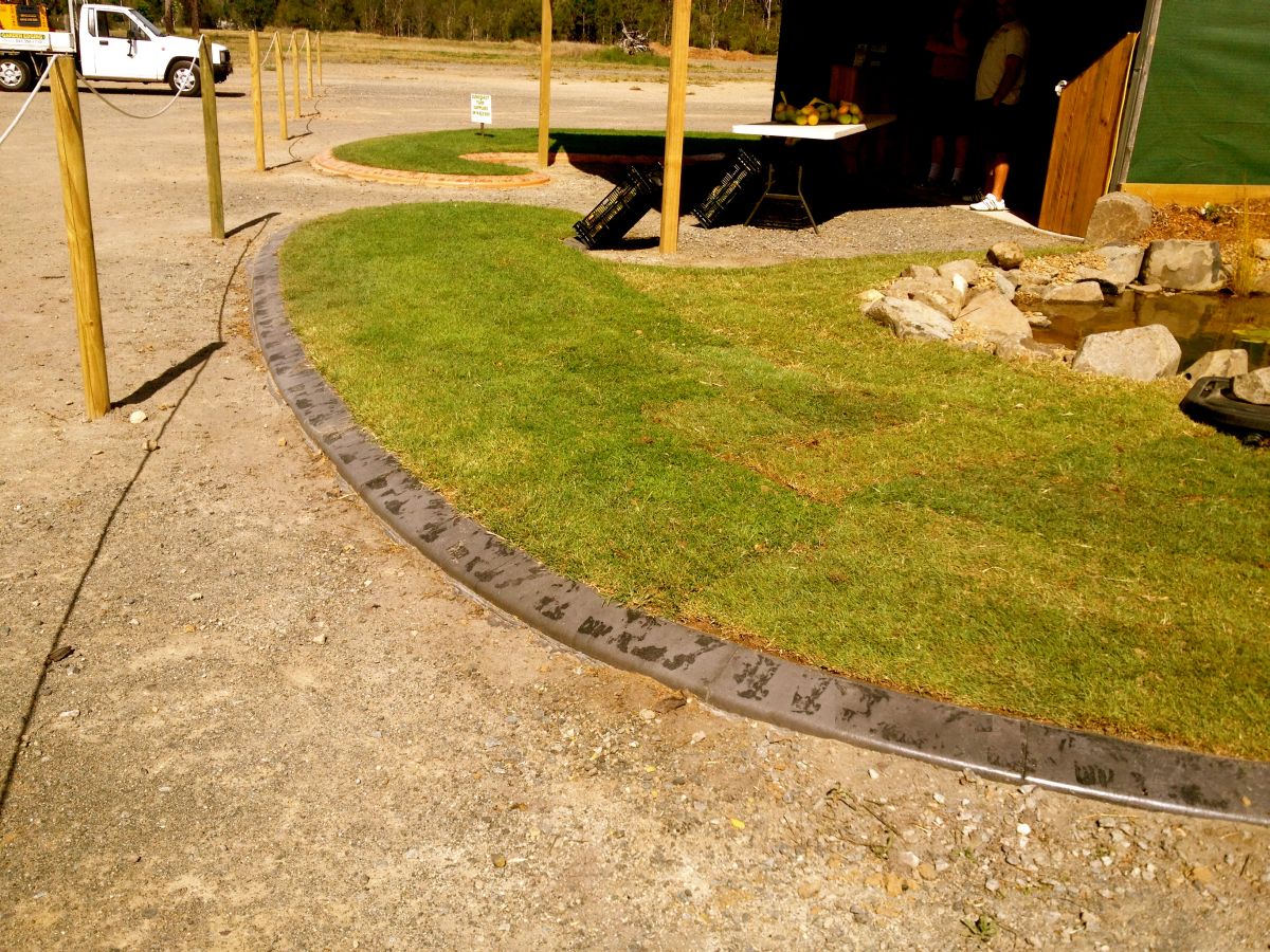 How To Make Curved Concrete Garden Edging : Garden Edge - Curved ...